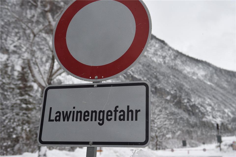 In höheren Lagen herrscht erhebliche Lawinengefahr. (Symbolbild)Angelika Warmuth/dpa