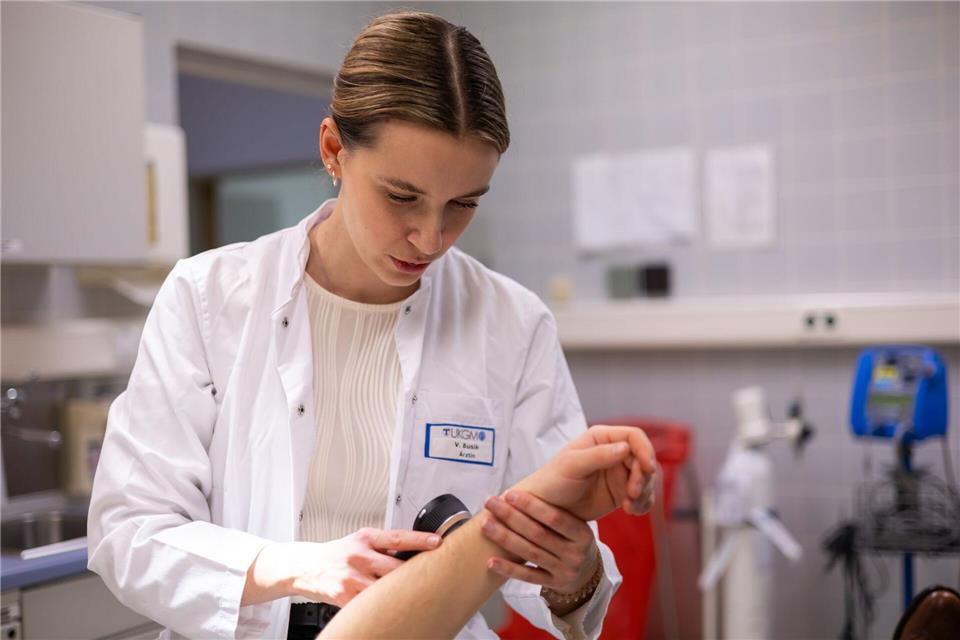 In ihrem Beruf als angehende Dermatologin muss Valentina Busik den Patientinnen und Patienten auch unangenehme Diagnosen übermitteln. Christian Lademann/dpa