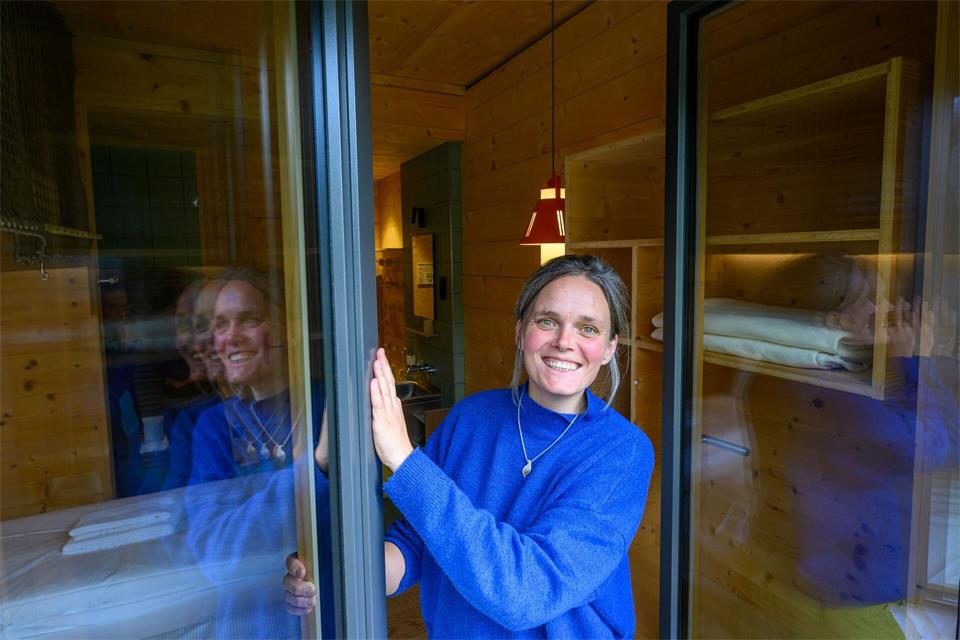 In ihrem Hotel am Fichtelberg setzt Natascha Heinrich auf viel Service für Wanderer und andere Aktivtouristen. Hendrik Schmidt/dpa