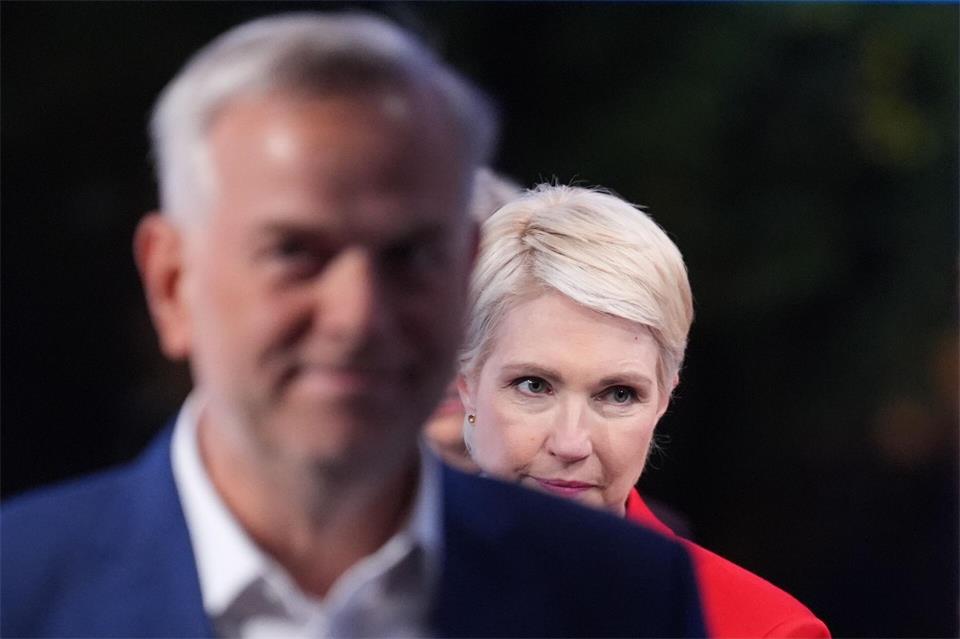 In ihrem Wahlkreis in Schwerin hat Schwesig (r) deutlich mehr Stimmen als ihr Herausforderer Holm bekommen.Marcus Brandt/dpa Pool/dpa