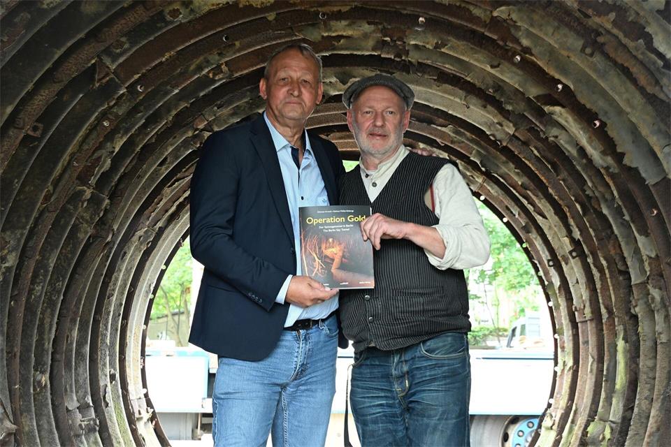 In ihrem neuen Buch „Operation Gold“ enthüllen der Politikwissenschaftler Helmut Müller-Enbergs und Dietmar Arnold, Vorsitzender des Vereins Berliner Unterwelten, bislang unbekannte Informationen und Fotos zu dem Spionagetunnel.Michael Brandt/dpa