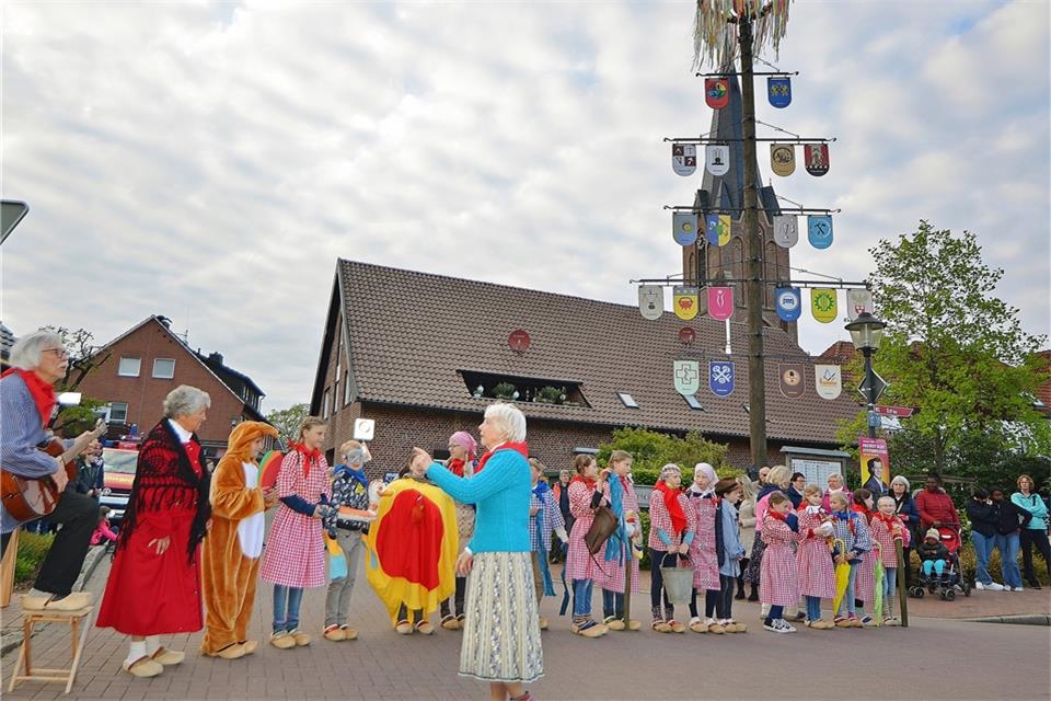 In ihren bunten Trachten und ihren Holzklumpen rundeten die Kinder mit eigens für diesen Tag einstudierten Tänzen das Fest ab.