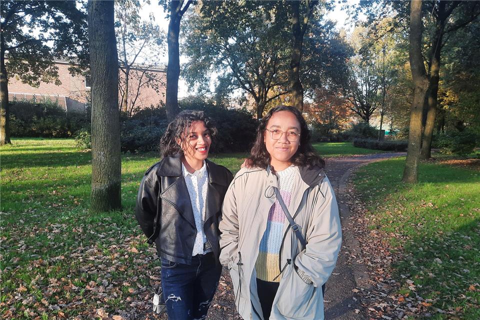 In ihrer Freizeit sind die angehenden Pflegekräfte Oliva Raharimandimby (links) und Tsiky Ranjalahy gerne im Park entlang der Bocholter Aa unterwegs.