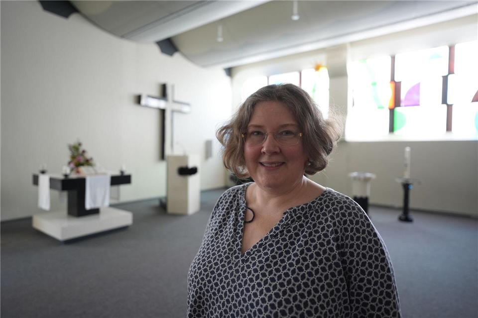 In ihrer Gemeinde leben noch ältere Mitglieder, die sich an die Grundsteinlegung der Zachäus-Kirche erinnern können, sagt Pastorin Astrid Wolters.Marcus Brandt/dpa
