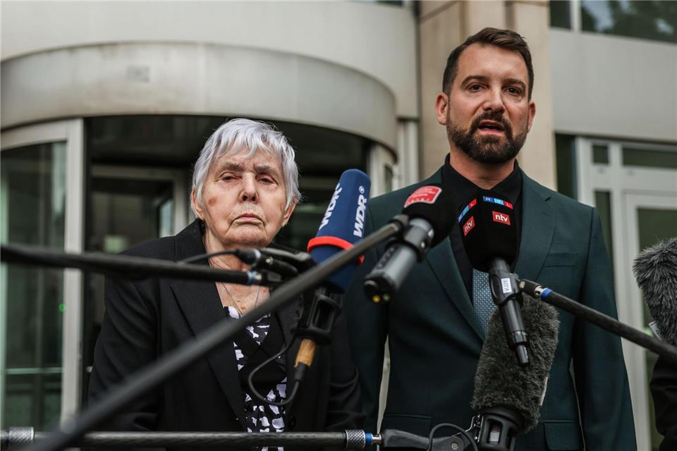 In ihrer Klage fordert die Kundin Rita M. - hier neben ihrem Anwalt Daniel Kuhlmann - von dem Geldinstitut Schadenersatz. Oliver Berg/dpa