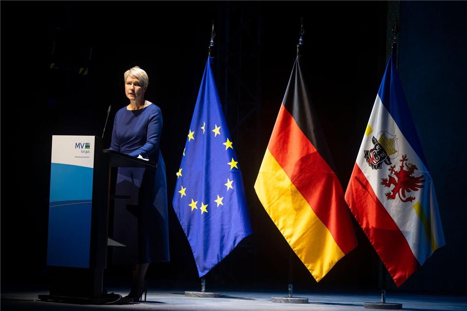 Deutsche Einheit: Schwesig erinnert an Umbrüche und Härten In ihrer Rede sprach Schwesig auch über Umbrüche, Unsicherheiten und persönliche Härten für viele Menschen nach Wende und Wiedervereinigung. Philip Dulian/dpa