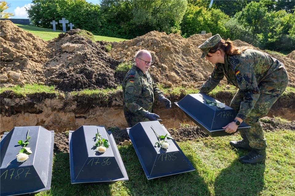 In kleinen Särgen befinden sich die Gebeine vieler Soldaten aus dem Zweiten Weltkrieg. Patrick Pleul/dpa