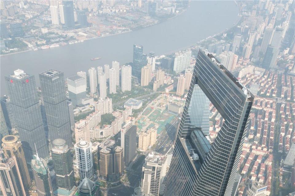 In knapp einer Minute schießt der Aufzug auf 546 Meter zur verglasten Aussichtsetage: Ausblick vom Shanghai Tower.Andreas Drouve/dpa-tmn