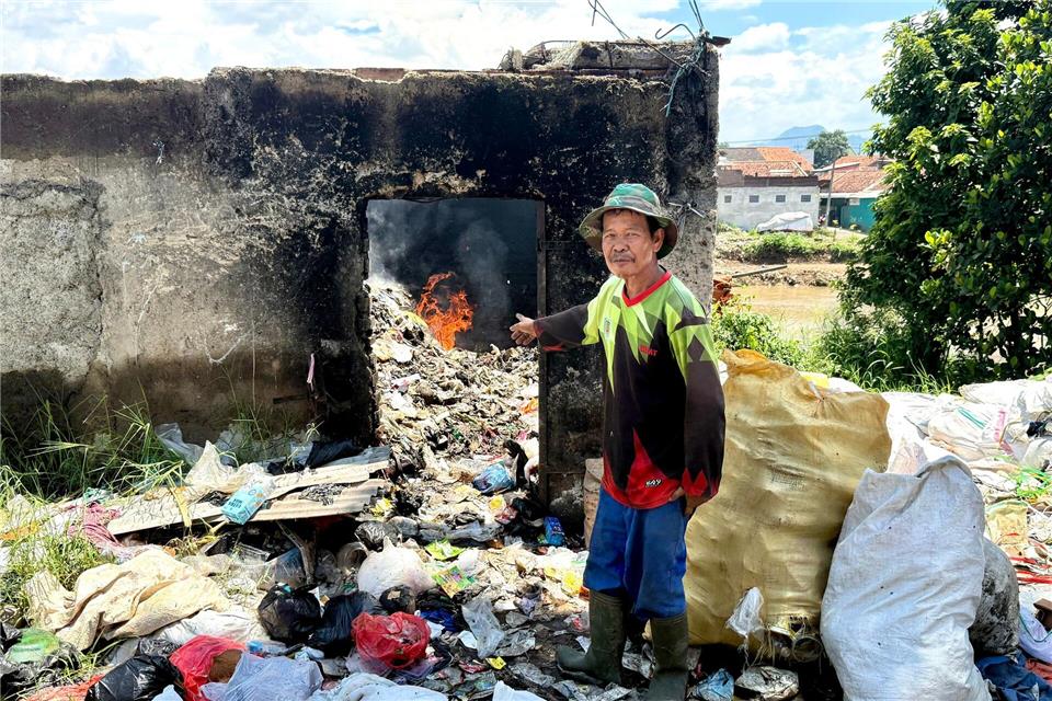 In ländlichen Gebieten Südostasiens gibt es kaum Müllabfuhr oder Recycling. Viele Anwohner verbrennen den Müll selbst in kleinen Verschlägen.Carola Frentzen/dpa