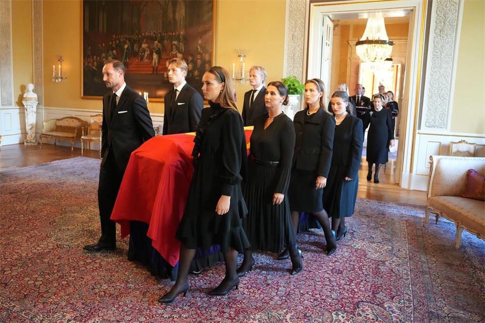 In langsamen Schritten begleitete die Familie den Sarg von Harald V.Ole Berg-Rusten/NTB Scanpix/AP/dpa