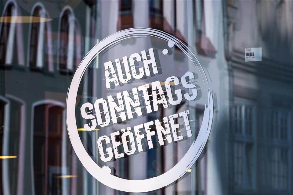 In manchen Bundesländern gibt es bereits Ausnahmeregelungen für Sonntagsöffnungen. (Symbolbild)Jens Büttner/dpa