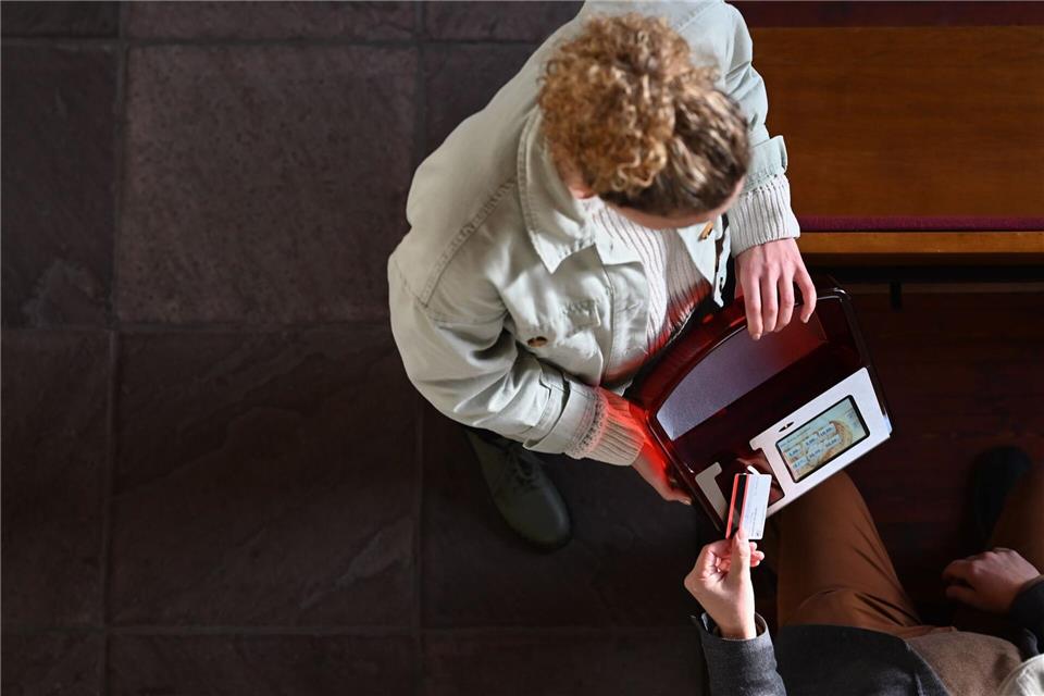 In manchen Kirchen sind digitale Klingelbeutel im Einsatz. (Symbolbild)Lars Penning/dpa