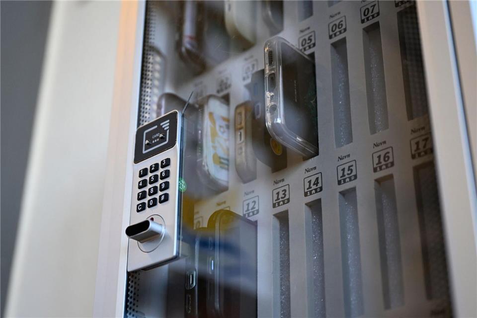 In manchen Schulen wie hier in Rostock müssen Schüler vor Unterrichtsbeginn ihre Handys in einen Tresor sperren (Archivbild). Philip Dulian/dpa