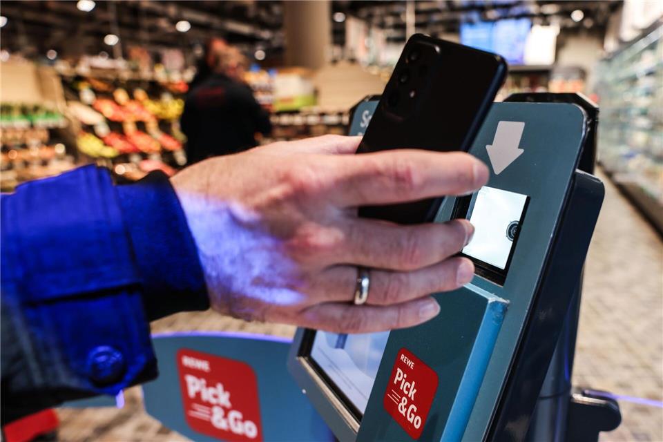 In manchen Supermärkten ist kein Personal mehr vorhanden (Symbolbild).Oliver Berg/dpa