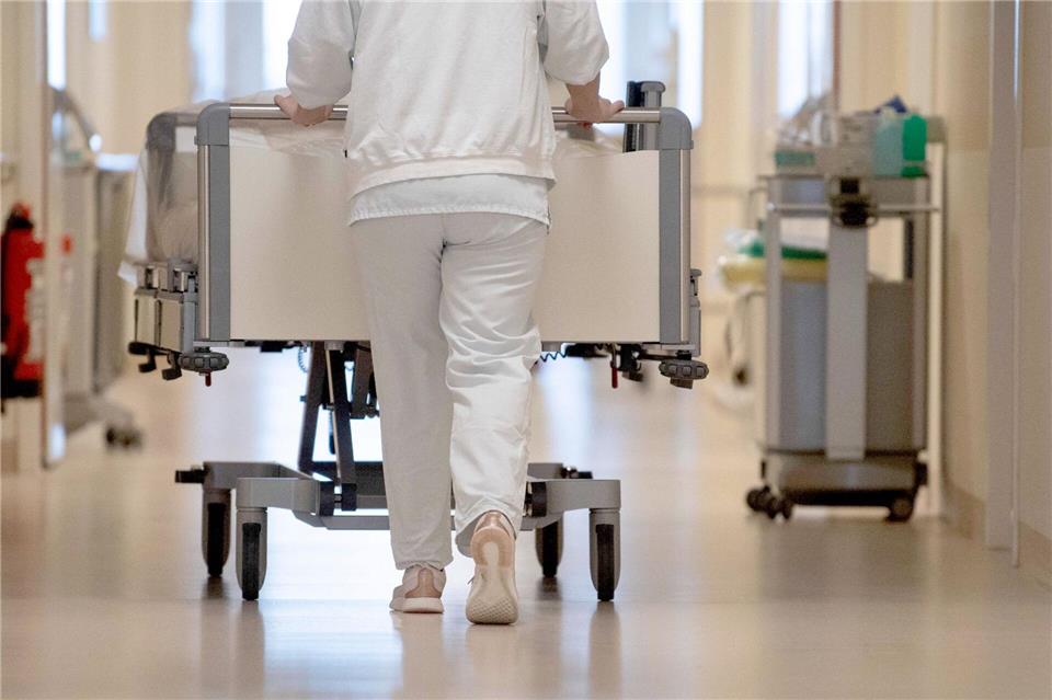 In mehreren Hamburger Kliniken gibt es in Patientenzimmern keine Klimaanlagen. (Archivbild) Marijan Murat/dpa