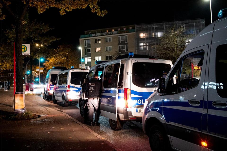 In mehreren Stadtteilen, unter anderem in Harburg, zeigte die Polizei in der Halloween-Nacht verstärkt Präsenz.Daniel Bockwoldt/dpa
