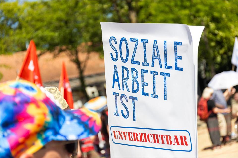 In mehreren Städten Hessens wird gegen Kürzungen in der Sozial- und Bildungspolitik demonstriert. Christian Lademann/dpa