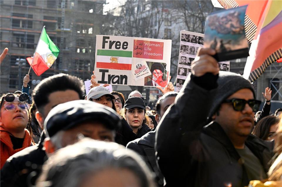 In mehreren Städten in NRW gingen Menschen auf die Straße.Roberto Pfeil/dpa