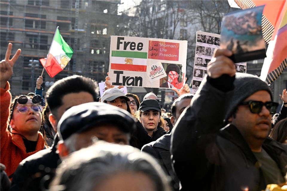 In mehreren Städten in NRW gingen Menschen auf die Straße.Roberto Pfeil/dpa
