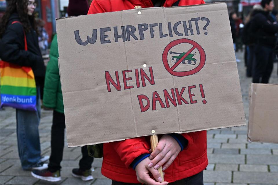 In mehreren Städten sind Demonstrationen von Schülerinnen und Schülern gegen einen neuen Wehrdienst geplant. (Archivbild) Martin Schutt/dpa