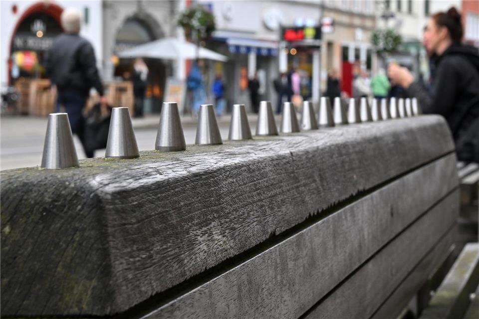 Unbequeme Bänke: Wie Städte öffentlichen Raum verändern In mehreren Thüringer Städten gibt es bewusst abweisendes Stadtmobiliar. Martin Schutt/dpa