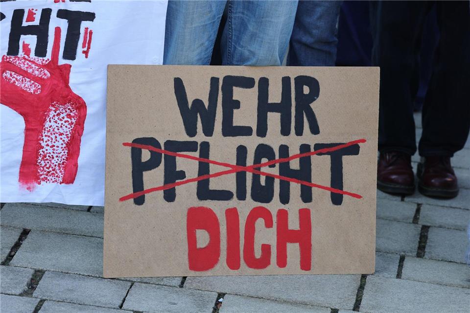 In mehreren Thüringer Städten gingen Schülerinnen und Schüler auf die Straße, um gegen die Wehrpflicht zu demonstrieren. Bodo Schackow/dpa