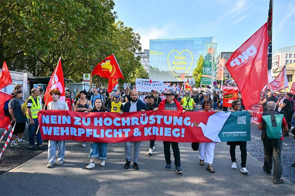 In mehreren deutschen Städten kommen Menschen zusammen, um gegen Aufrüstung und Krieg zu demonstrieren.Jan-Philipp Strobel/dpa