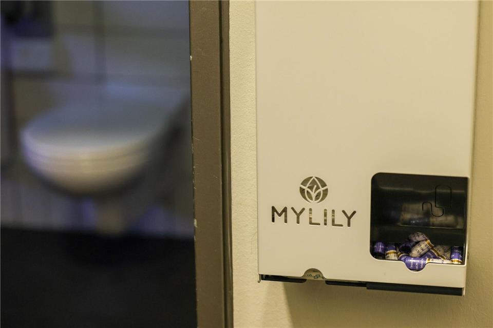 In mehreren öffentlichen Toiletten in Berlin wird die Ausgabe kostenloser Periodenprodukte getestet. (Symbolbild) Jan Woitas/dpa