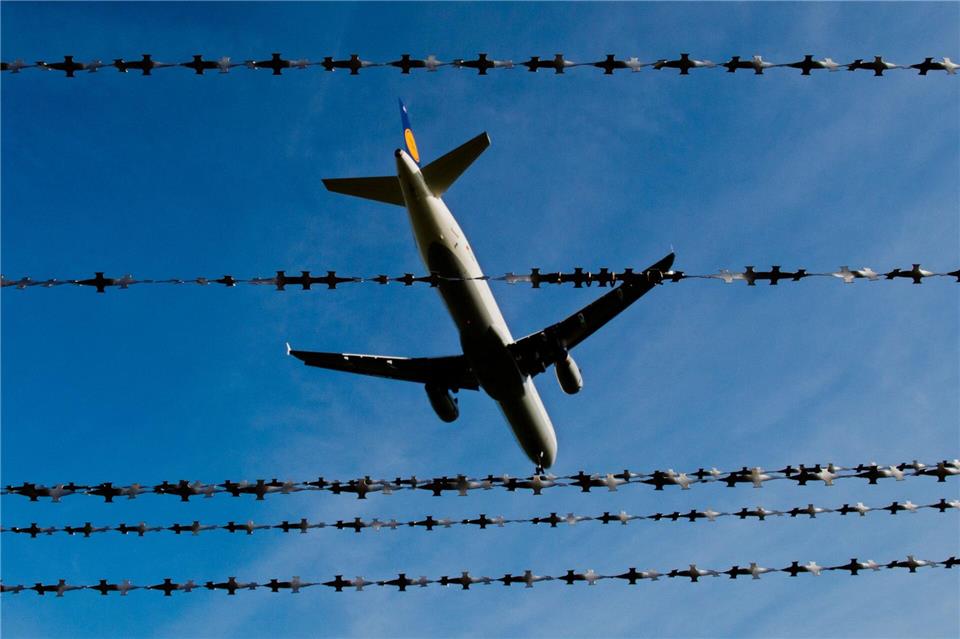 In politischen Debatten ist immer wieder von der Trendwende in der Zuwanderung die Rede. In Bayern zeigt die Statistik für 2025, dass mehr Menschen den Freistaat verlassen haben als neue Asylbewerber angekommen sind. (Illustration)Julian Stratenschulte/dpa