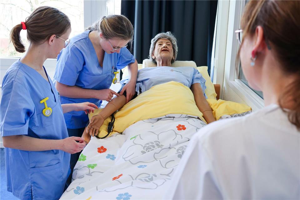 In realitätsnahen Simulationen trainieren Studierende komplexe Versorgungssituationen.Frank Molter/dpa