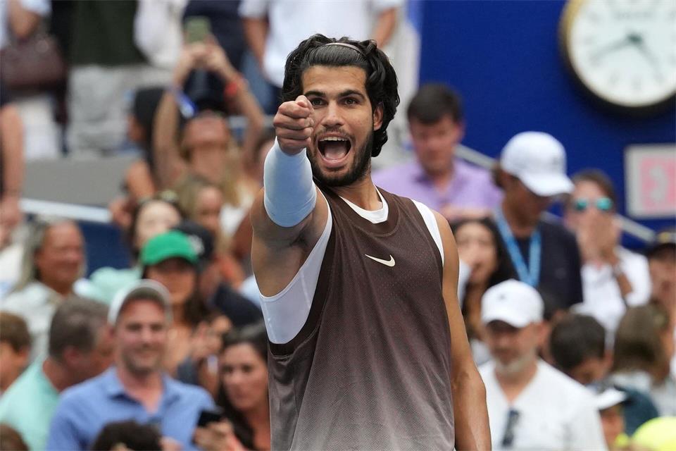 In seinem Drittrundenmatch trug Carlos Alcaraz ein Unterhemd. Kirsty Wigglesworth/AP/dpa