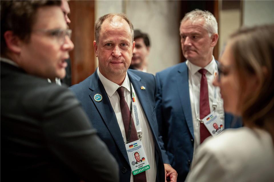 In seiner Rolle als Sonderbevollmächtigter begleitet Stamp gelegentlich auch Bundesinnenministerin Nancy Faeser (SPD) oder Kanzler Olaf Scholz (SPD) auf ihren Reisen, so wie hier in Usbekistan. (Archivbild)Michael Kappeler/dpa