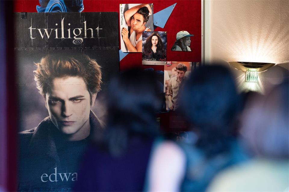 In seiner Rolle als Vampir Edward wurde Robert Pattinson zum Teenie-Schwarm. Sebastian Gollnow/dpa