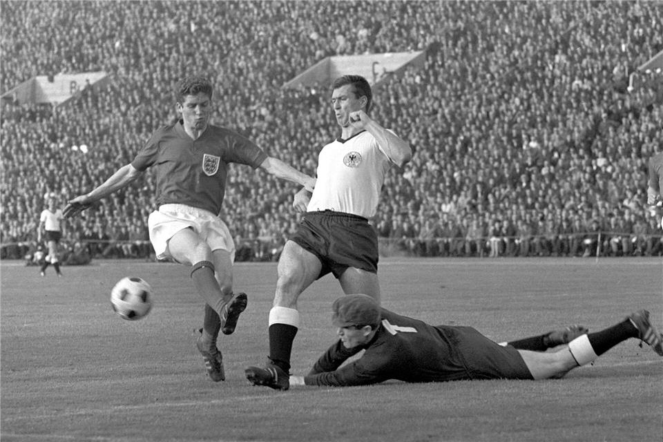 In seiner Spielerkarriere bestritt Sepp Piontek (M) sechs Länderspiele für Deutschland. (Archivbild) picture alliance / dpa