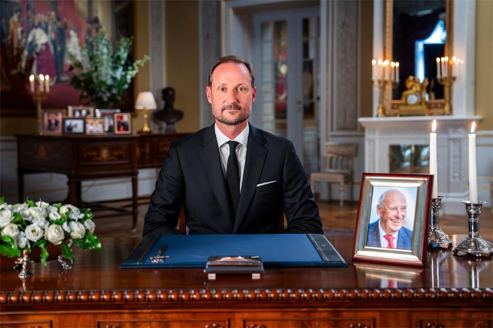 In seiner ersten Rede als neuer König wurde Haakon VIII. emotional.Heiko Junge/NTB/dpa