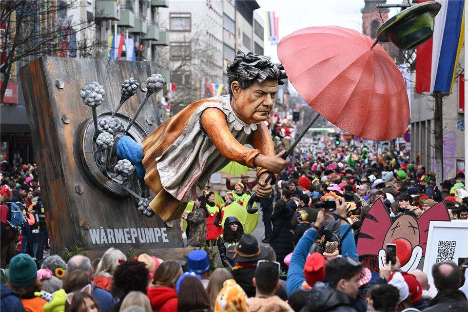 In seiner letzten Kampagne 2024 nahm Wagenbauer Dieter Wenger auch die Politik von Robert Habeck (Grüne) aufs Korn. (Archivbild)Arne Dedert/dpa