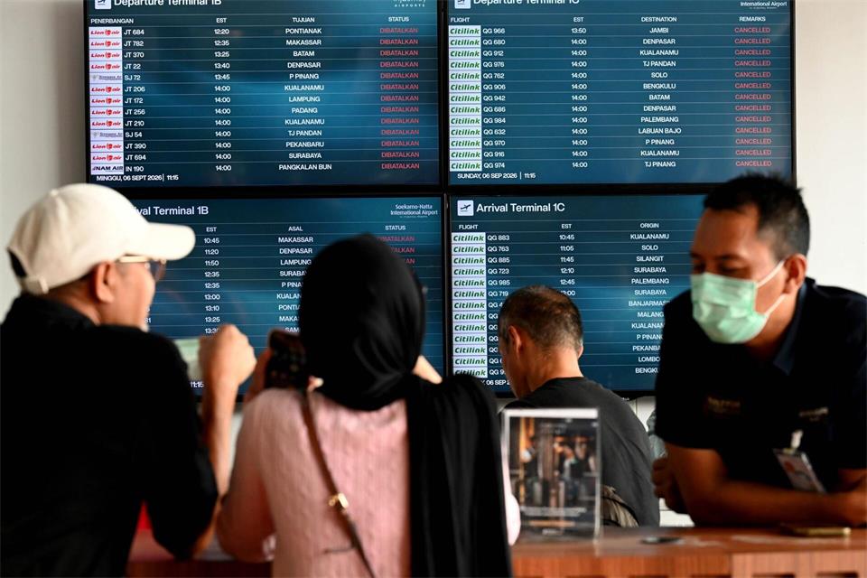 In sieben Flughäfen liegt der Luftverkehr lahm.Agung Kuncahya B.)/XinHua/dpa