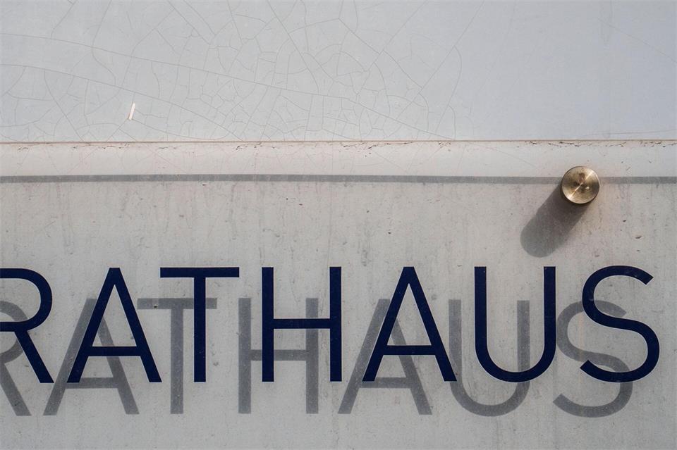 In so manchem Rathaus muss jeder Euro dreimal umgedreht werden. (Symbolfoto)Andreas Arnold/dpa