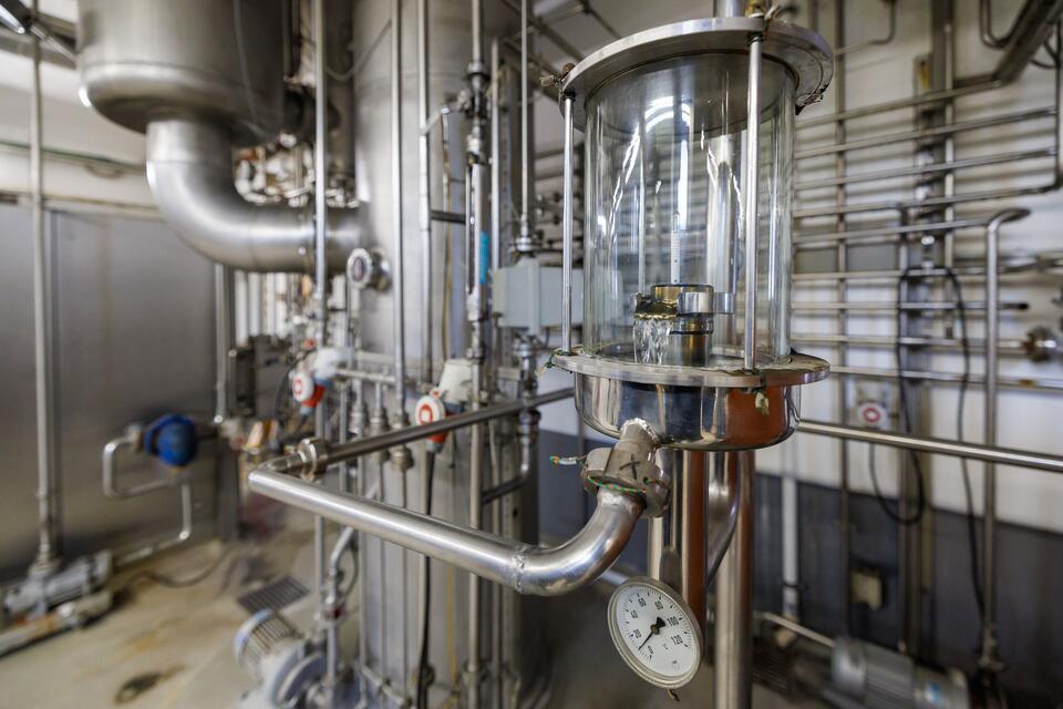 In solch einem Schauglas an der Entalkoholisierungsanlage wird der Alkohol-Pegel abgelesen.picture alliance/dpa