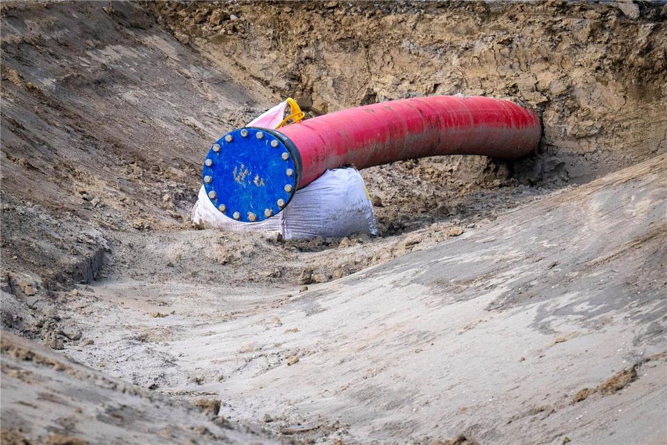 In solche Kunststoffrohre werden später die Stromkabel eingezogen. (Archivbild)Sina Schuldt/dpa