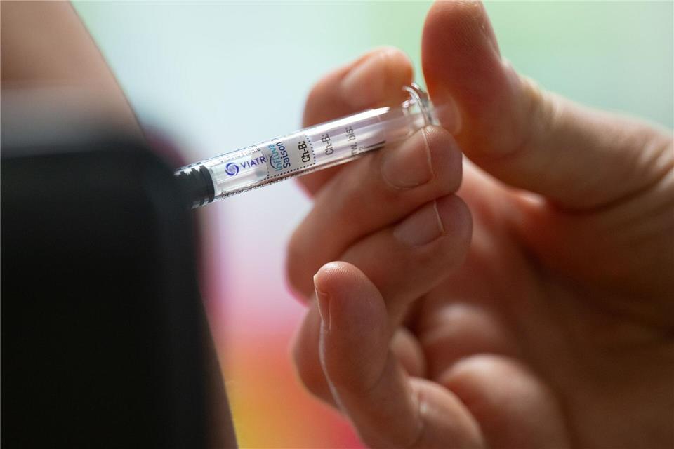 Apotheken in NRW rufen zur „Langen Nacht des Impfens“ auf  In teilnehmenden Apotheken in NRW können sich Menschen Dienstagabend gegen Grippe und Corona impfen lassen. (Archivfoto)Robert Michael/dpa