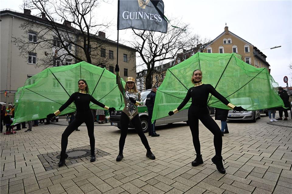 In teils aufwendigen Kostümen strömten die Teilnehmer zur Parade. Felix Hörhager/dpa