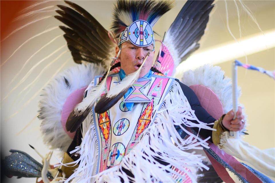 In traditioneller Kleidung demonstrierte „Supaman“ vor Schülern einer siebten Klasse in Radebeul einen „Fancy War Dance“ - eine moderne Adaption traditioneller indigener Stammestänze. Robert Michael/dpa