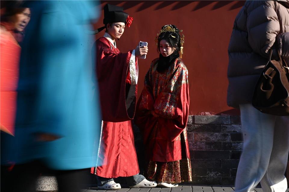 In traditioneller Kleidung vor dem Trommelturm in Peking. Chinesische Bräuche sind im Netz aktuell angesagt. Johannes Neudecker/dpa