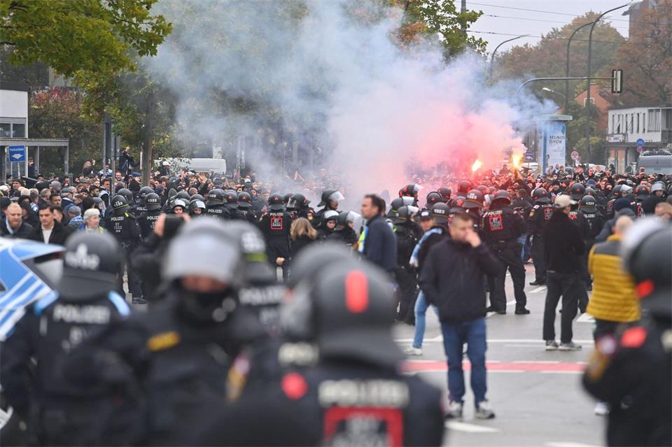 In und neben dem Stadion gab es viel zu tun für die Sicherheitskräfte.Frank Hoermann / SVEN SIMON/dpa
