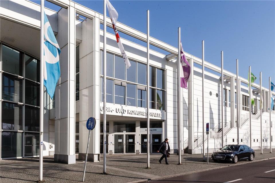 In unterschiedlichen Farben haben bisher Unbekannte großflächig Schriftzüge auf dem Steinboden vor und an einem seitlichen Fensterelement an der Musik- und Kongresshalle in der Willy-Brandt-Allee aufgesprüht (Archivbild). Markus Scholz/dpa