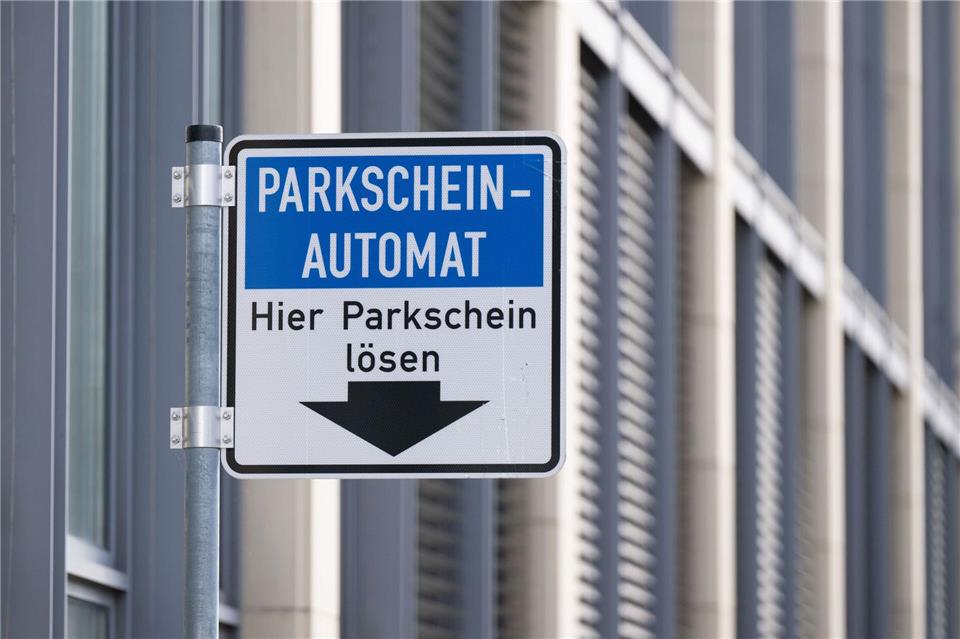 In verschiedenen Städten bringen Betrüger gefälschte QR-Codes an Parkscheinautomaten an, zuletzt zum wiederholten Mal in Augsburg. (Symbolbild)Sebastian Kahnert/dpa