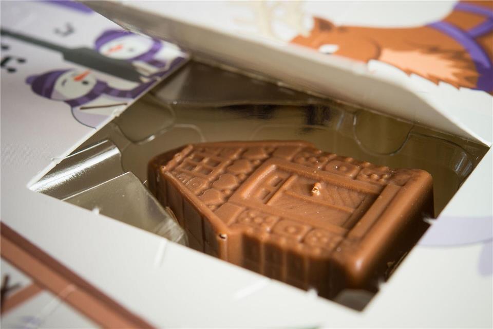 In vielen Adventskalendern steckt Schokolade - und die ist deutlich teurer geworden. (Symbolbild)Patrick Pleul/dpa/dpa-tmn