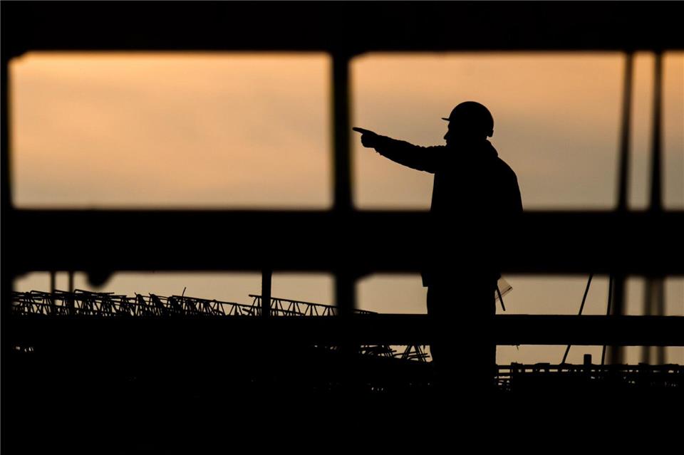 Land verlängert Job-Programm für Geflüchtete bis 2030 In vielen Branchen fehlen Arbeitskräfte. Ein Programm zur Arbeitsmarktintegration Geflüchteter soll helfen. (Symbolbild)Julian Stratenschulte/dpa