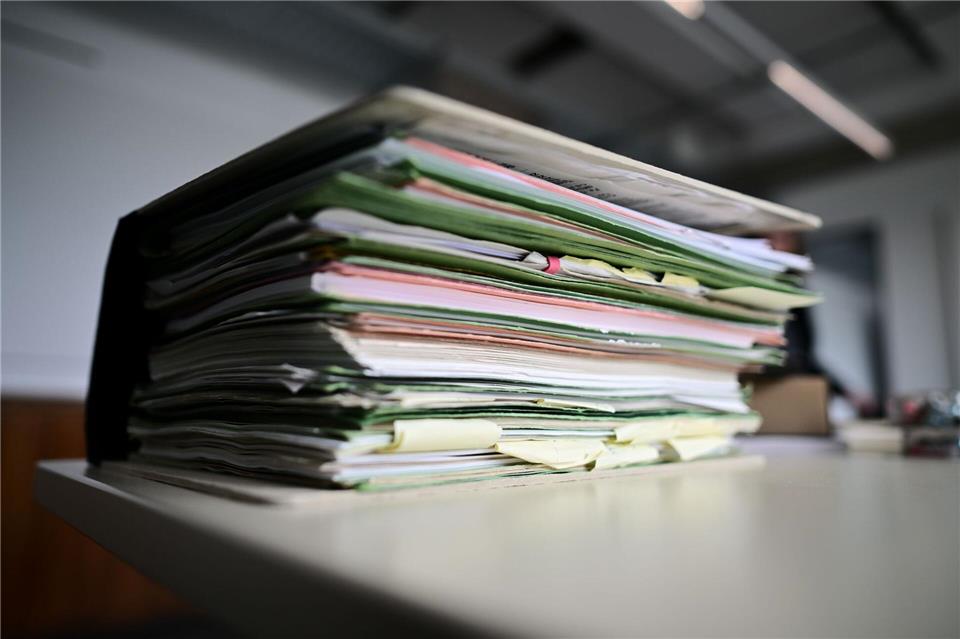 In vielen Büros der Berliner Verwaltung wird noch mit Papierakten gearbeitet. (Symbolbild)   Sebastian Gollnow/dpa